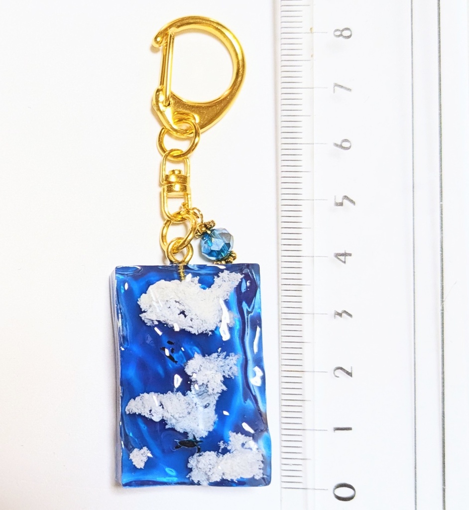 海に映り込む空レジンキーホルダー