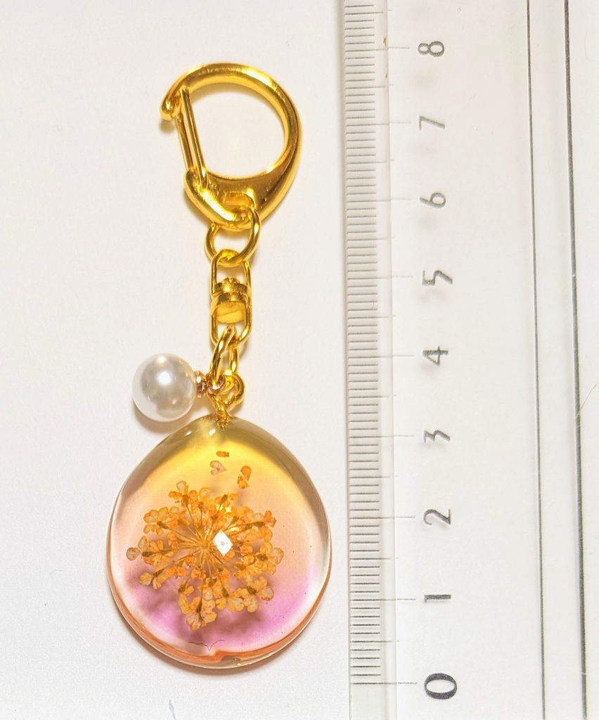 レースフラワーのグラデーションレジンキーホルダー