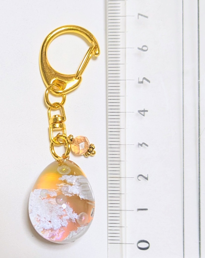 朝焼け空に浮かぶシャボン玉のレジンキーホルダー