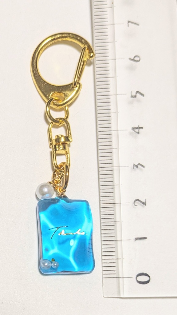 揺らめく水面のレジンキーホルダー(C)