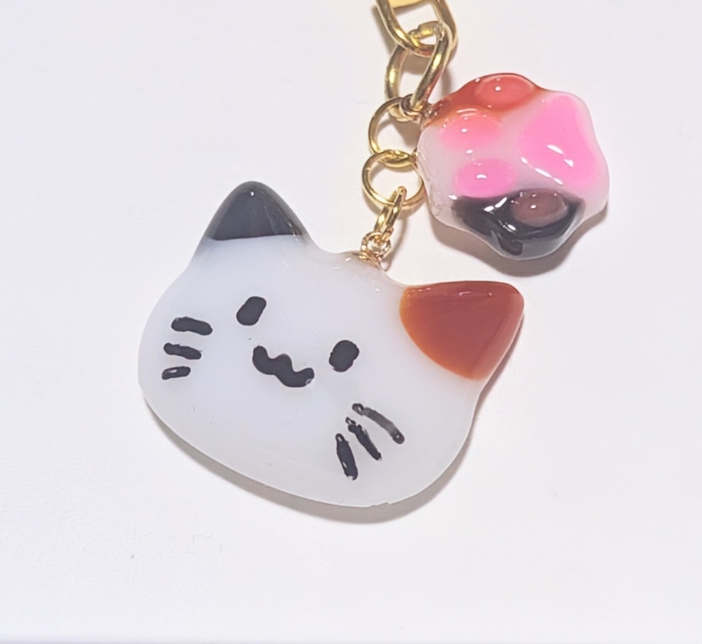 にっこり三毛猫のレジンキーホルダー