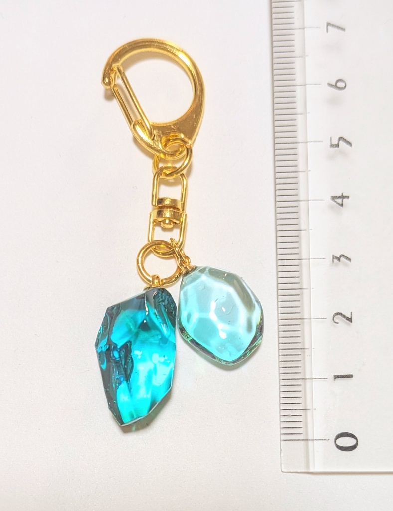 涼しげコロンとした鉱石のレジンキーホルダー