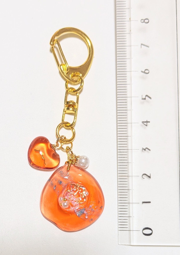 透明感ある花と小石のコロンとレジンキーホルダー(オレンジ)