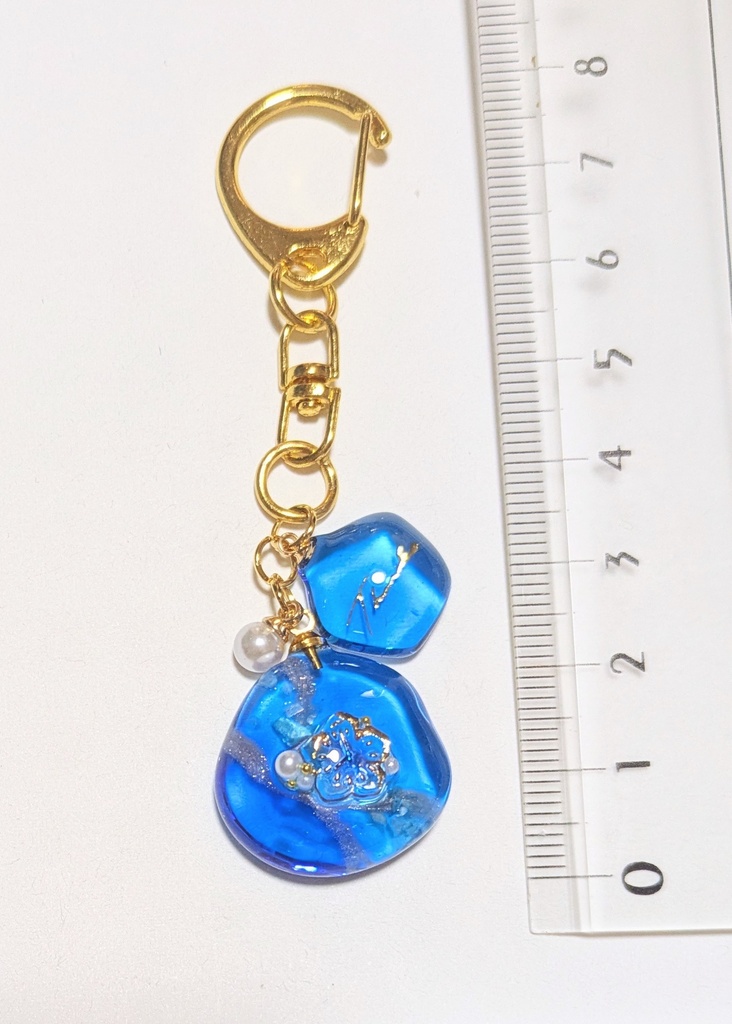 透明感ある花と小石のコロンとレジンキーホルダー(青)
