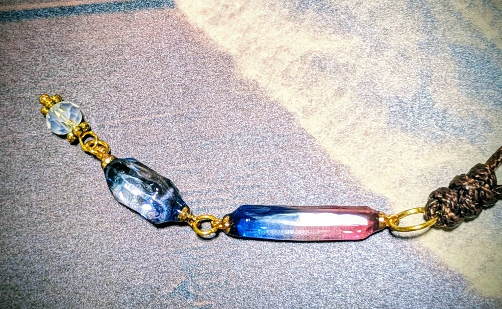 連なるレジン水晶のレジンペンダント