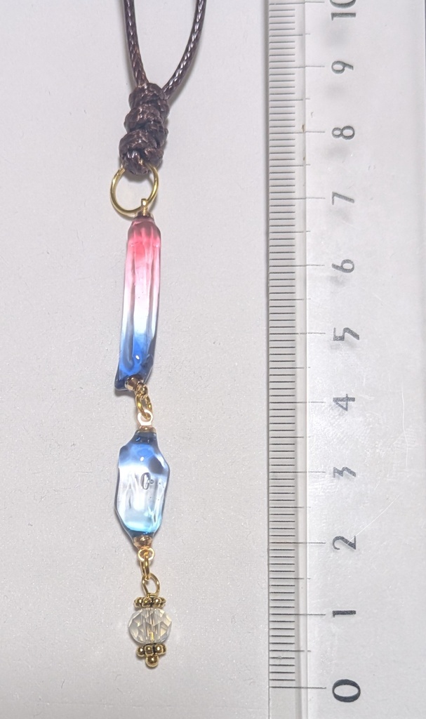 連なるレジン水晶のレジンペンダント