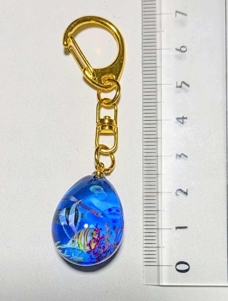 美しい海を閉じ込めたレジンキーホルダー