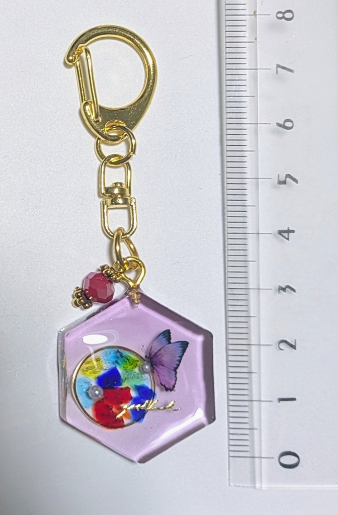 琉球ガラスと蝶の六角レジンキーホルダー