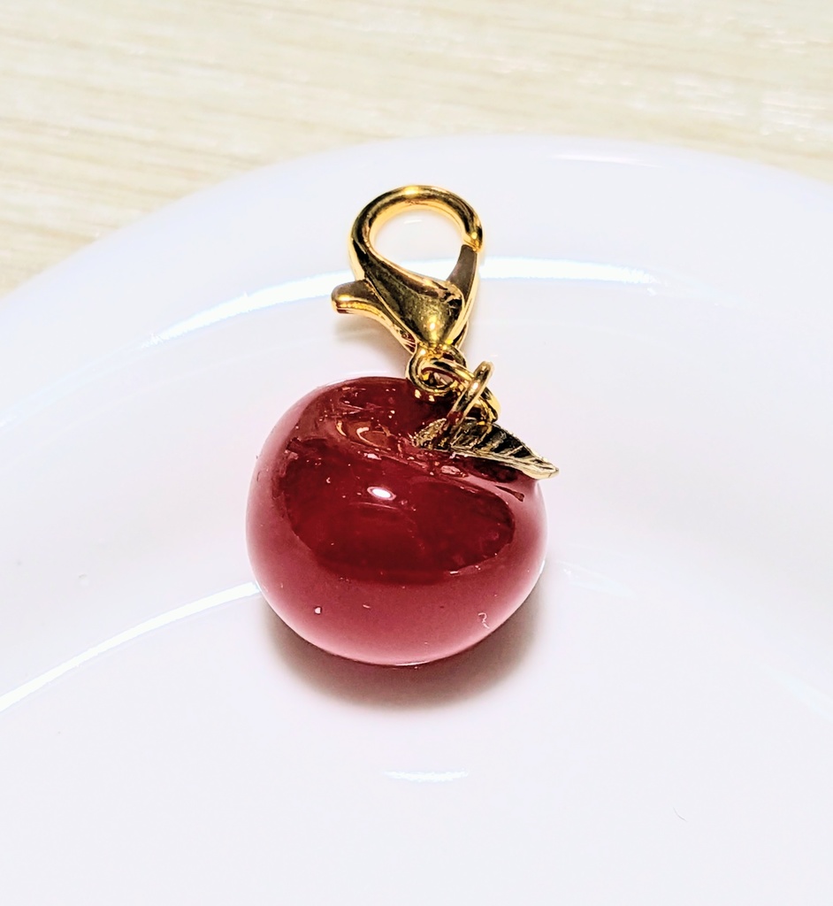 きらりとラメの光るリンゴチャーム🍎