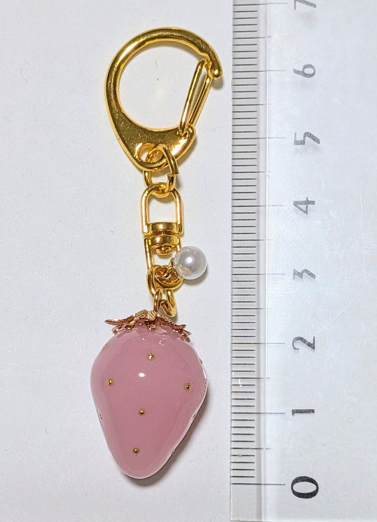 ころんとかわいい苺のキーホルダー🍓