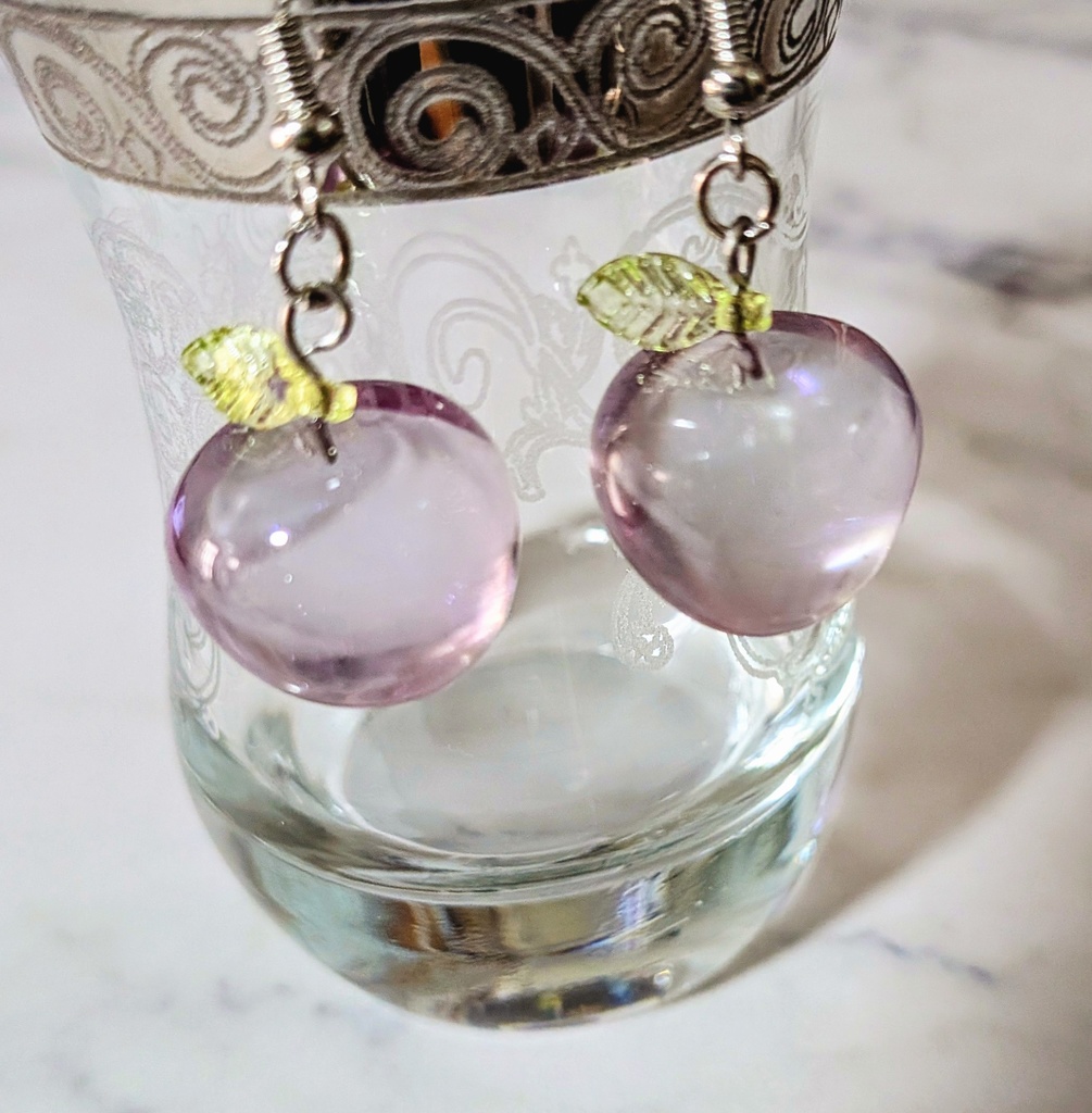 透明カラーりんごのゆらゆらピアス🍎