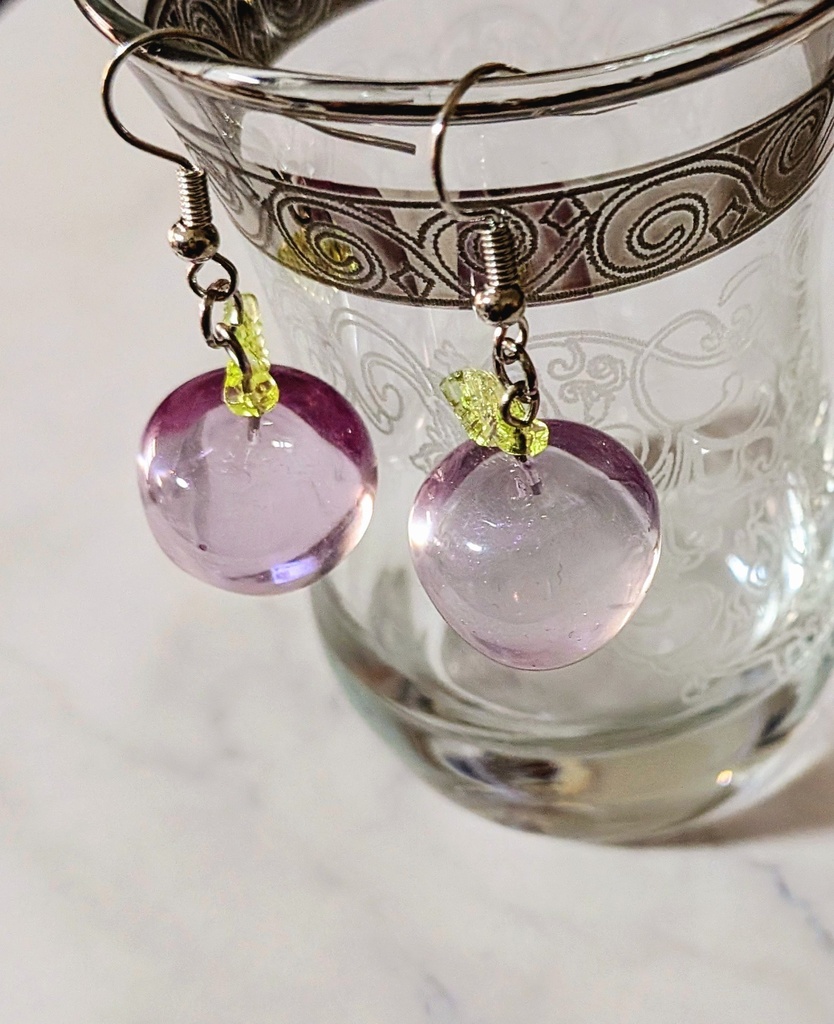 透明カラーりんごのゆらゆらピアス🍎