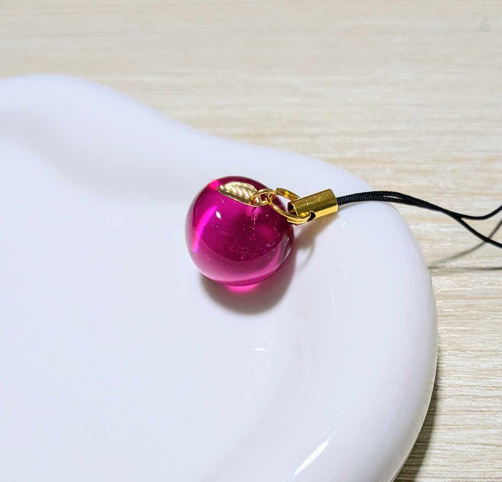 桃色カラーのかわいいリンゴストラップ🍎