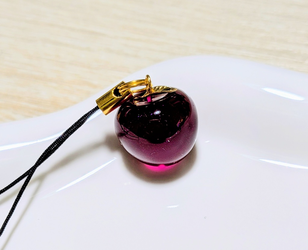 ちょっとダークな紫りんごのストラップ🍎