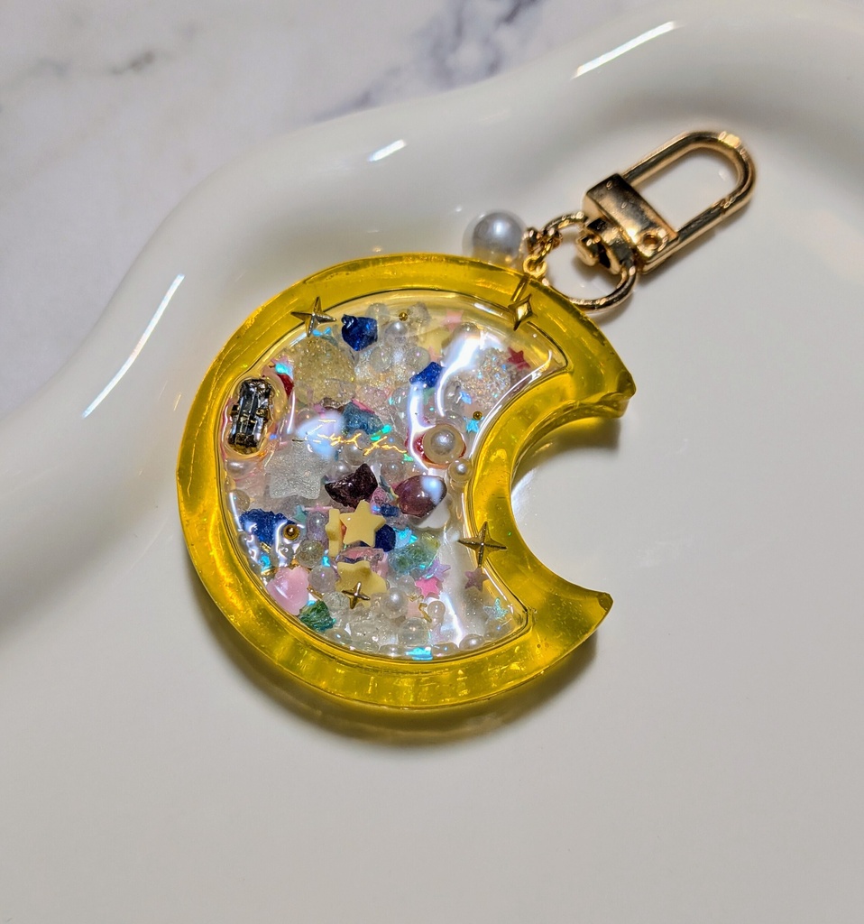 クリアカラーが可愛い月形シャカシャカレジンシェイカーキーホルダー🌙
