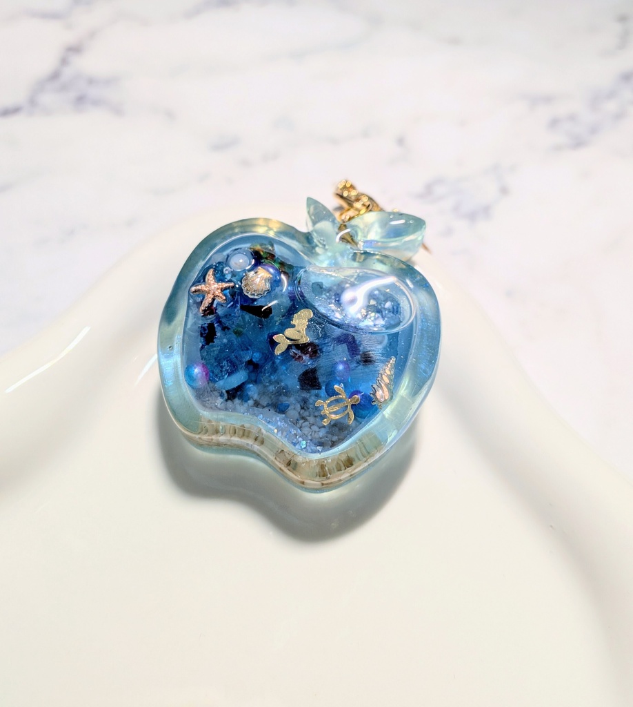 【海のかけら】海りんごの宝箱🍎🌊レジンオイルシェイカーキーホルダー