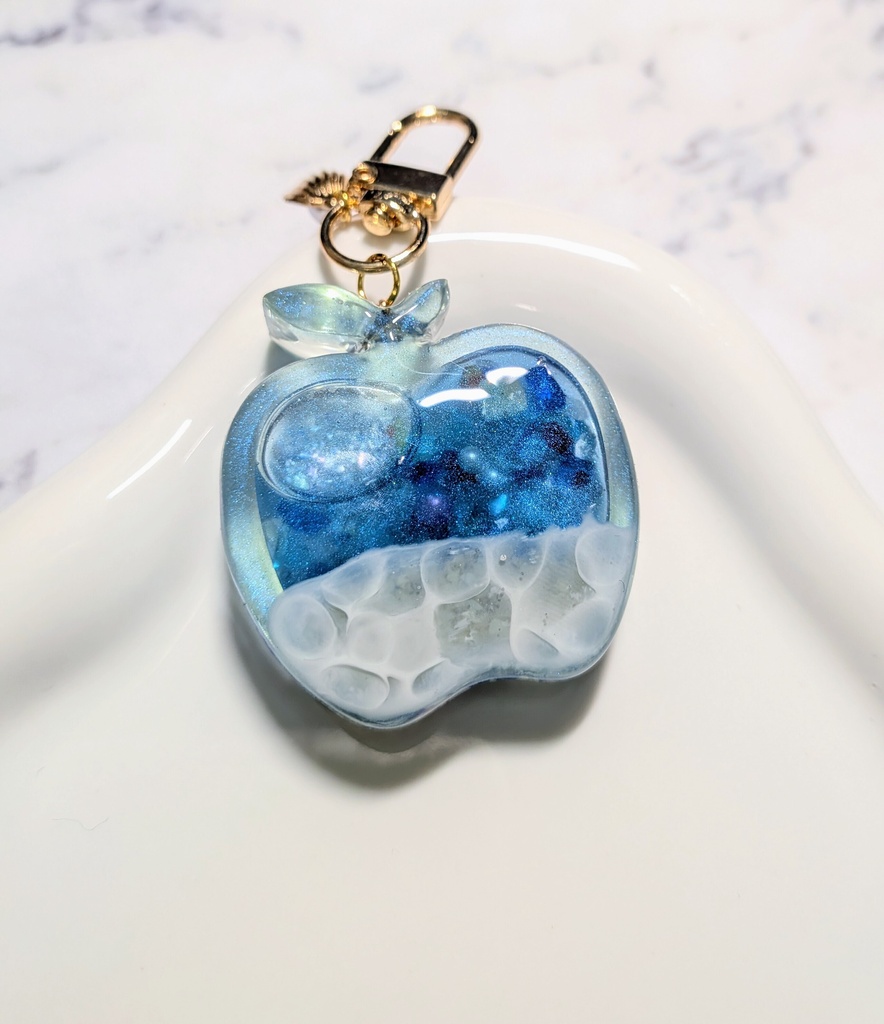【海のかけら】海りんごの宝箱🍎🌊レジンオイルシェイカーキーホルダー