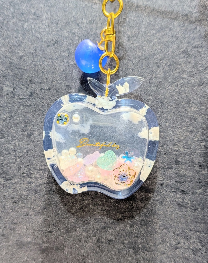 【空のかけら】晴れ渡る幻想の空を閉じ込めたリンゴ🍎💙レジンシェイカーキーホルダー