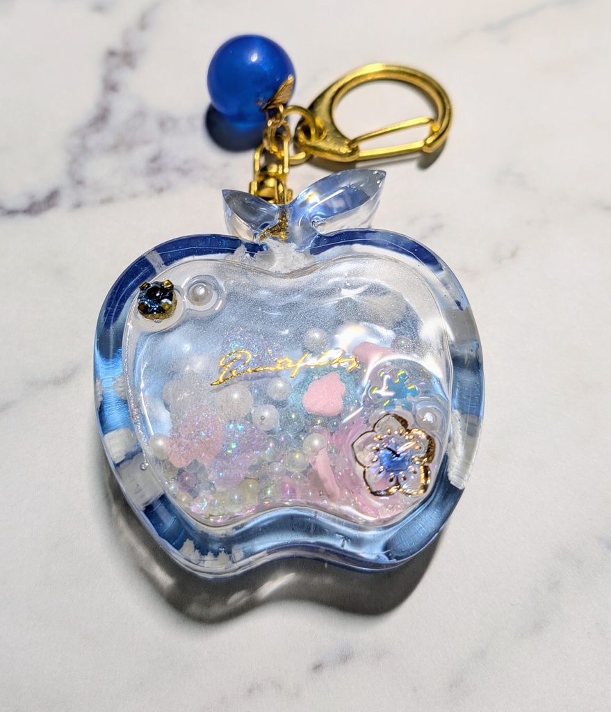 【空のかけら】晴れ渡る幻想の空を閉じ込めたリンゴ🍎💙レジンシェイカーキーホルダー