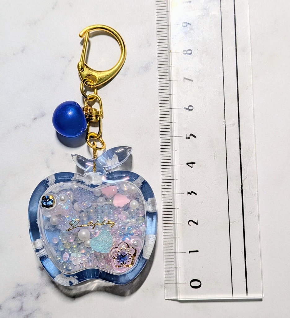 【空のかけら】晴れ渡る幻想の空を閉じ込めたリンゴ🍎💙レジンシェイカーキーホルダー