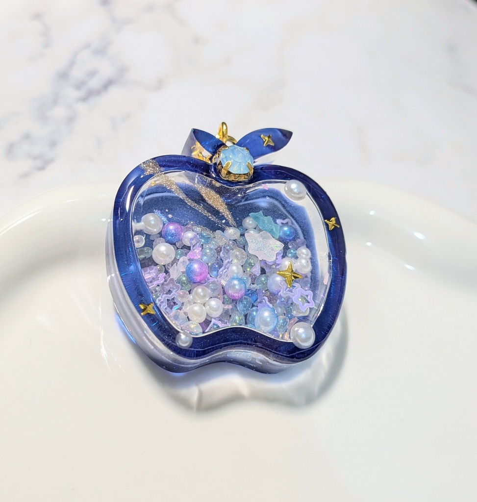 【空のかけら】夜空を閉じ込めたりんご🍎🌟レジンシェイカーキーホルダー