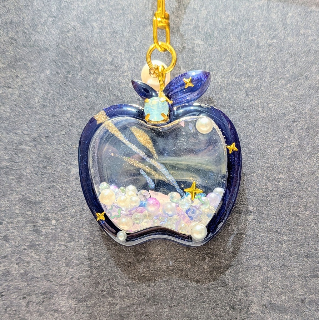 【空のかけら】夜空を閉じ込めたりんご🍎🌟レジンシェイカーキーホルダー