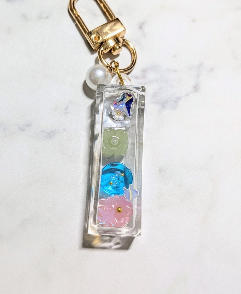 小さなキャンディのギフトボックス🍬✨レジンキーホルダー
