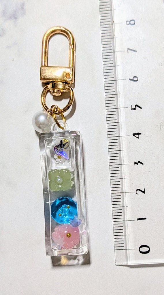 小さなキャンディのギフトボックス🍬✨レジンキーホルダー