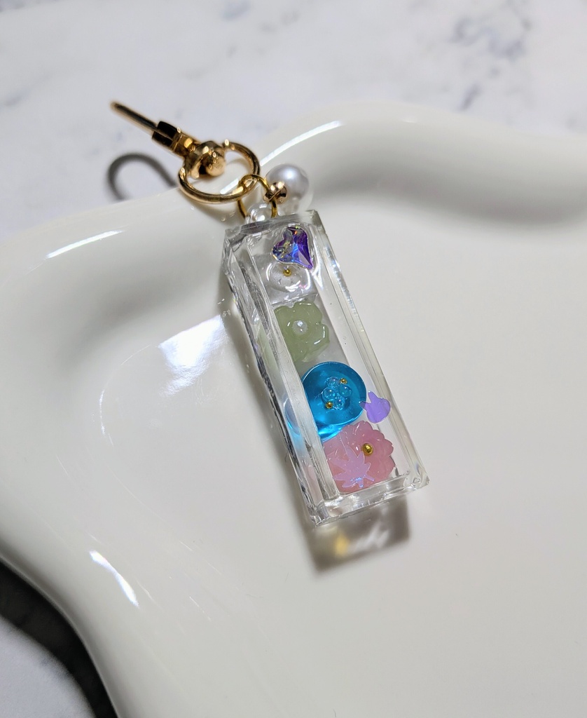 小さなキャンディのギフトボックス🍬✨レジンキーホルダー