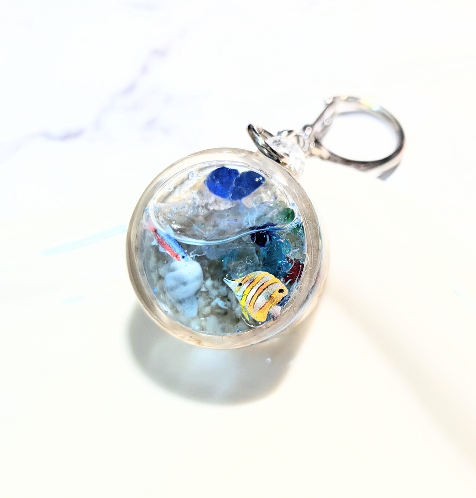 【海のかけら】小さな海を閉じ込めた水槽🐟✨レジンキーホルダー
