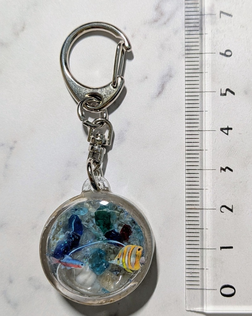 【海のかけら】小さな海を閉じ込めた水槽🐟✨レジンキーホルダー