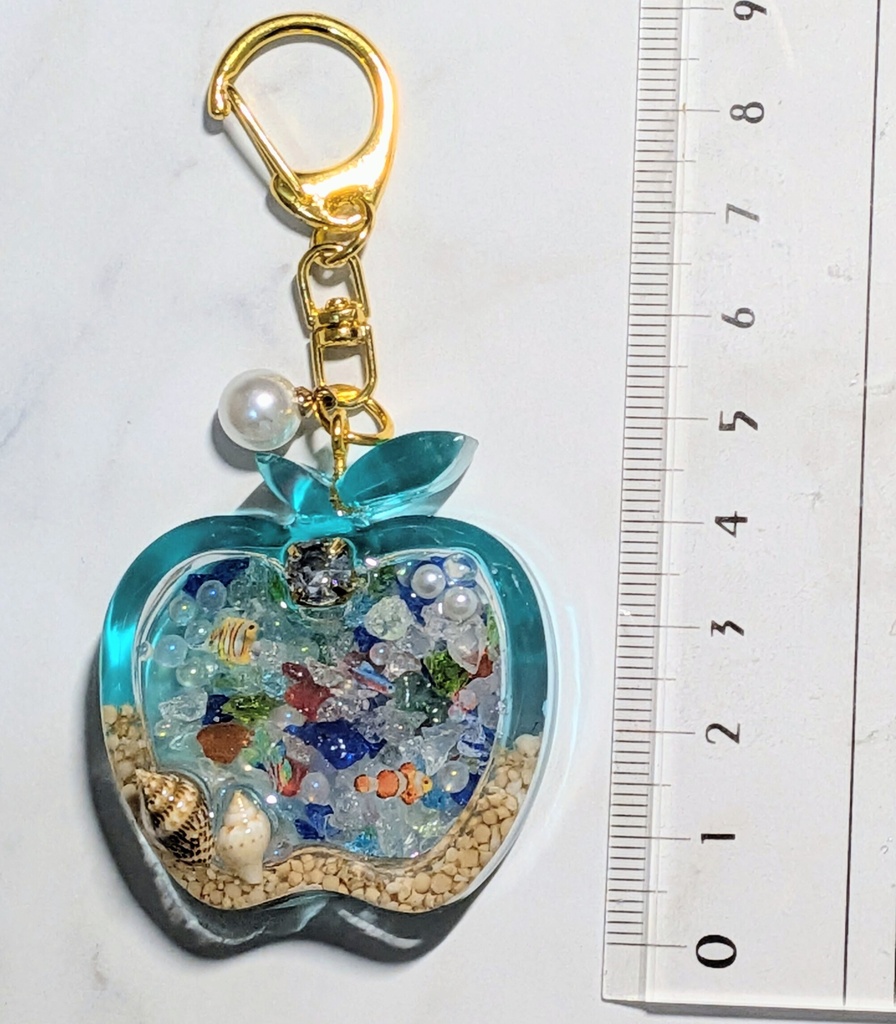 【海のかけら】海の宝物を閉じ込めたりんごシェイカーキーホルダー🌊