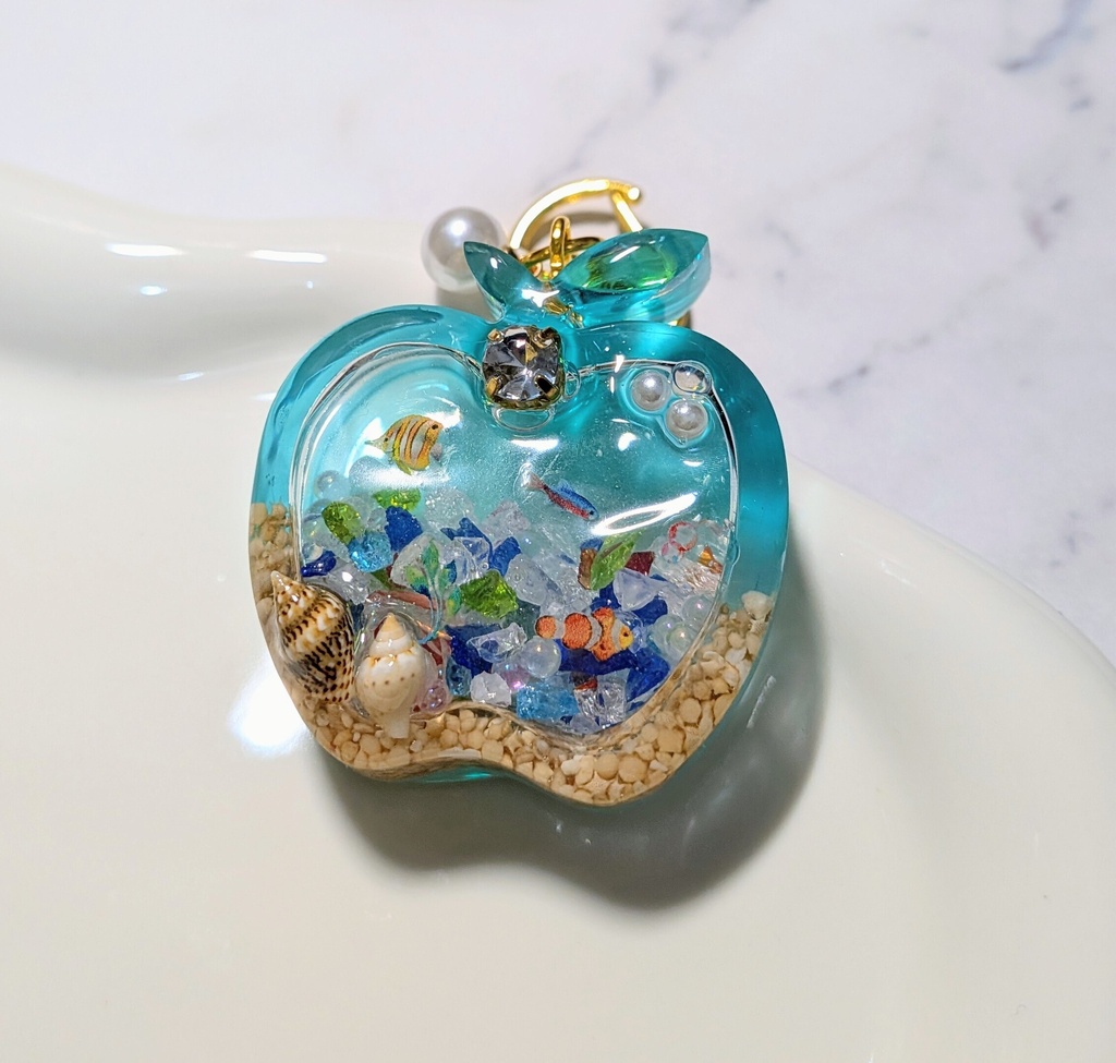 【海のかけら】海の宝物を閉じ込めたりんごシェイカーキーホルダー🌊