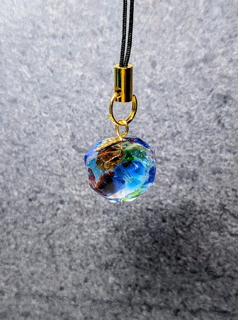【🍎宝石リンゴ💎】琉球ガラスを閉じ込めた輝く宝石リンゴストラップ🌟