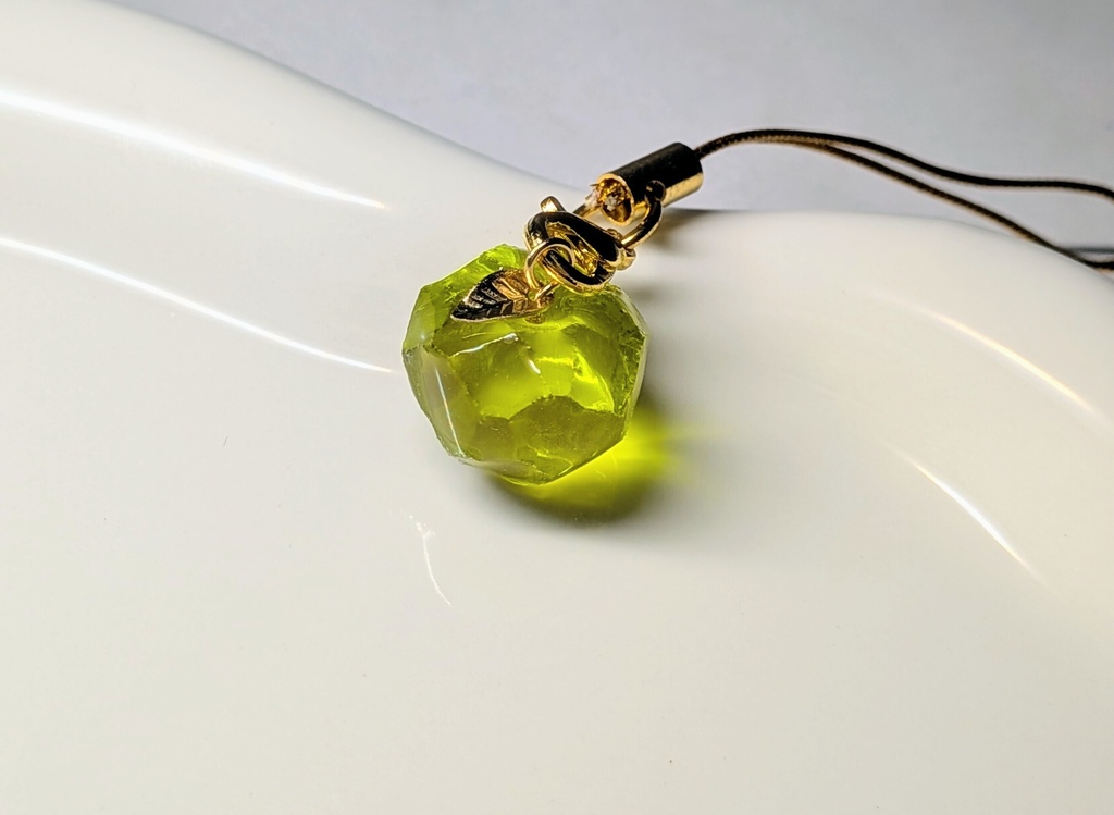 【🍎宝石リンゴ💎】輝くスフェーンの宝石リンゴストラップ✨