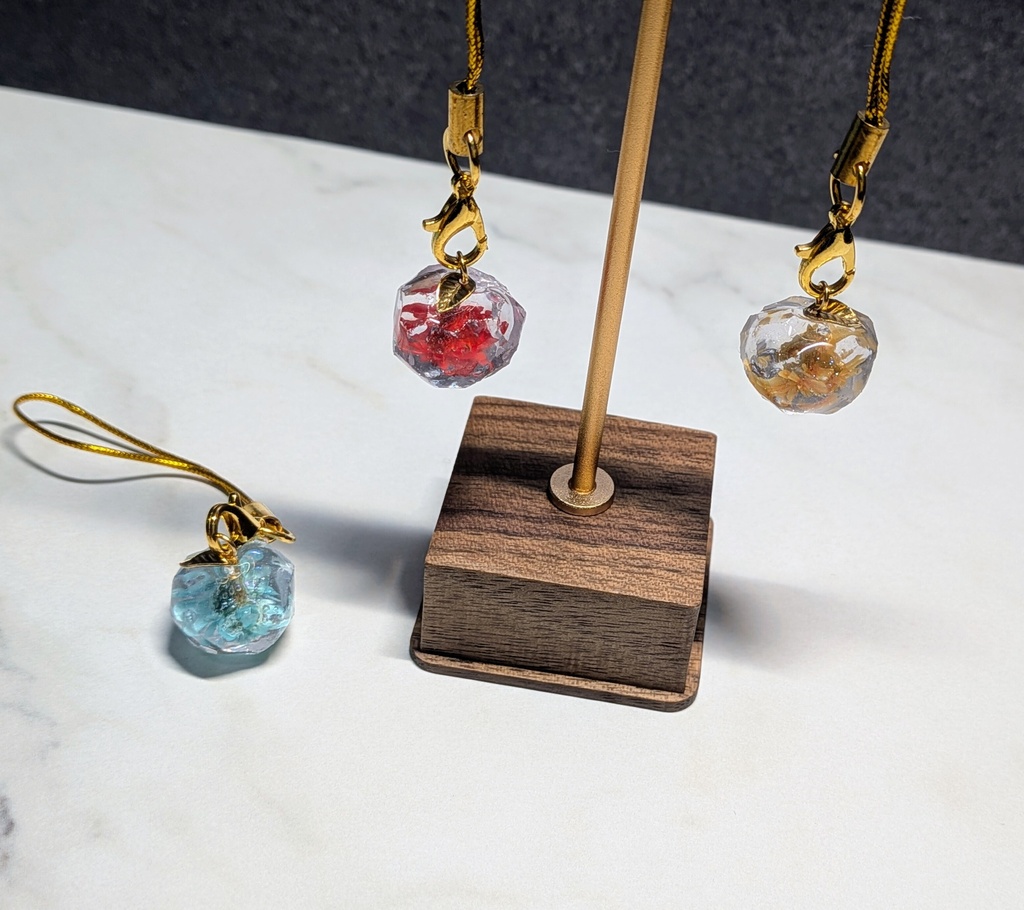 【🍎宝石リンゴ💎】3種のお花を閉じ込めた宝石リンゴストラップ🍎