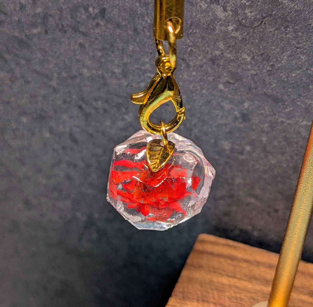 【🍎宝石リンゴ💎】3種のお花を閉じ込めた宝石リンゴストラップ🍎