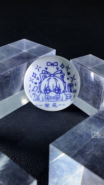 白磁バッジ　紫苑