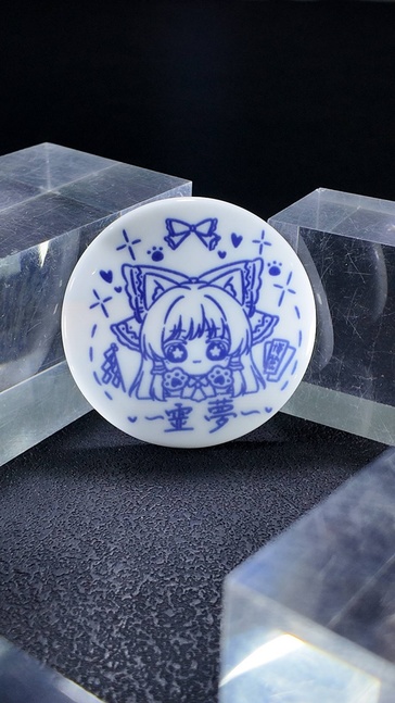 白磁バッジ　霊夢　青