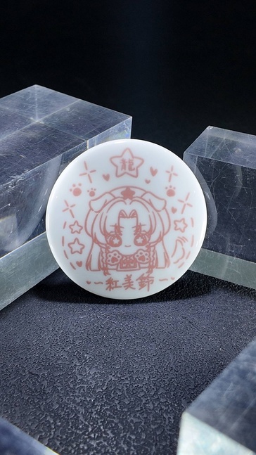 白磁バッジ　紅美鈴　犬