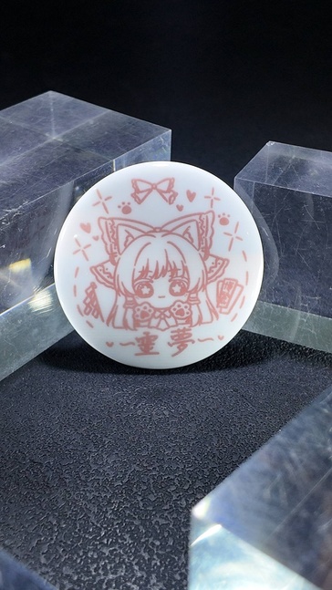 白磁バッジ　霊夢　赤