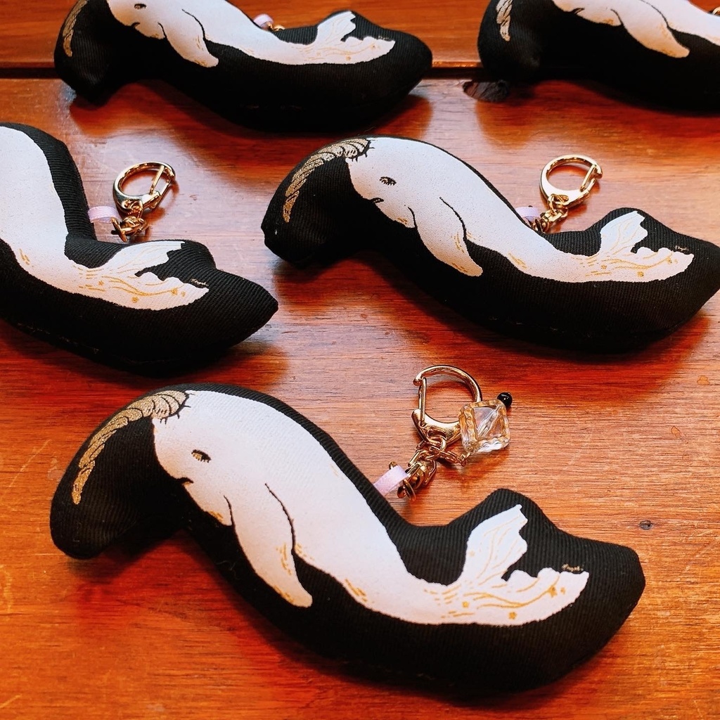 角のへたったイッカクさん|クッションチャーム