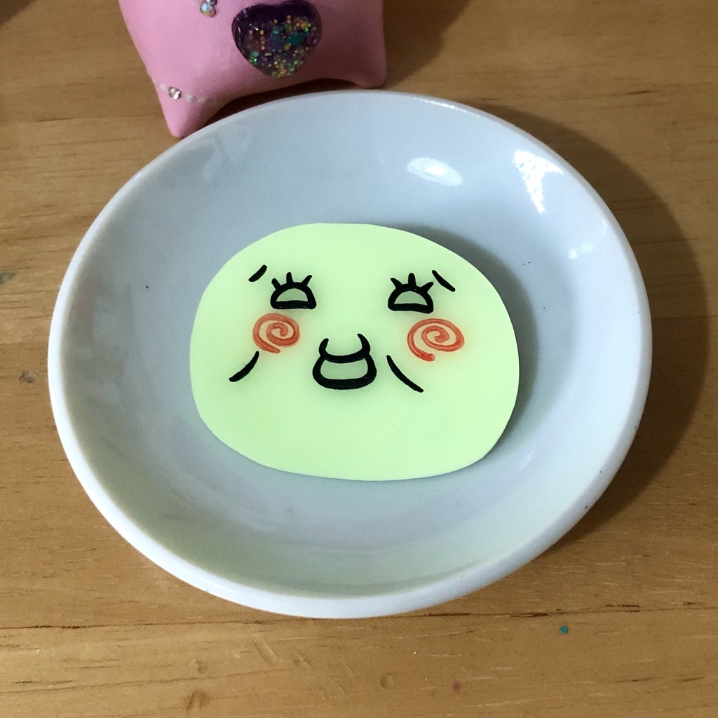 よく使っている顔文字のブローチ①