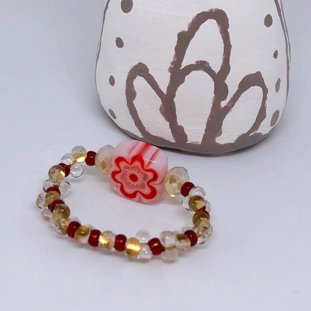 花と小さな種のビーズリング/赤・白・ゴールド