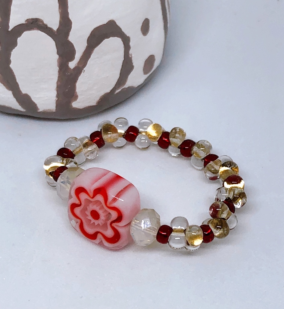 花と小さな種のビーズリング/赤・白・ゴールド