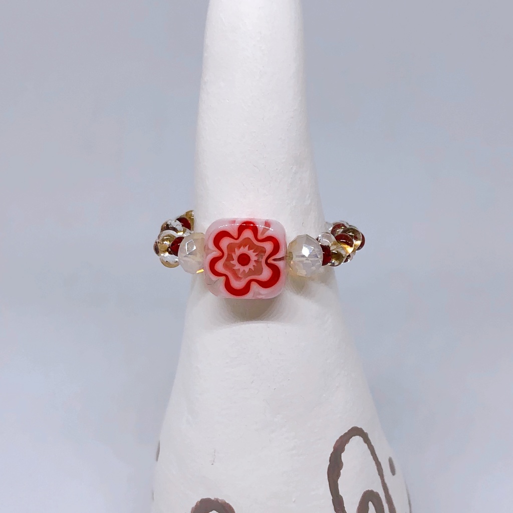 花と小さな種のビーズリング/赤・白・ゴールド