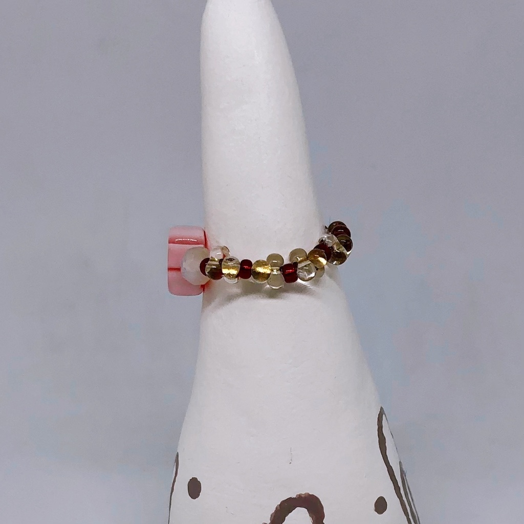 花と小さな種のビーズリング/赤・白・ゴールド