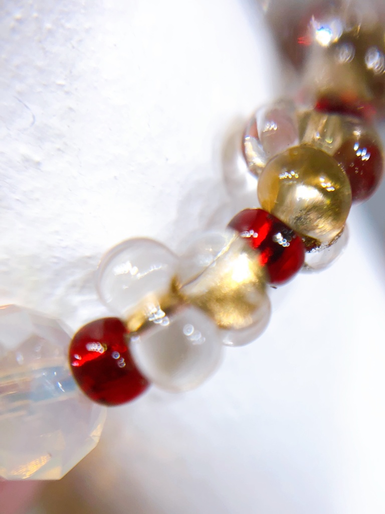 花と小さな種のビーズリング/赤・白・ゴールド