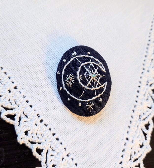 ユリレイ刺繍ブローチ