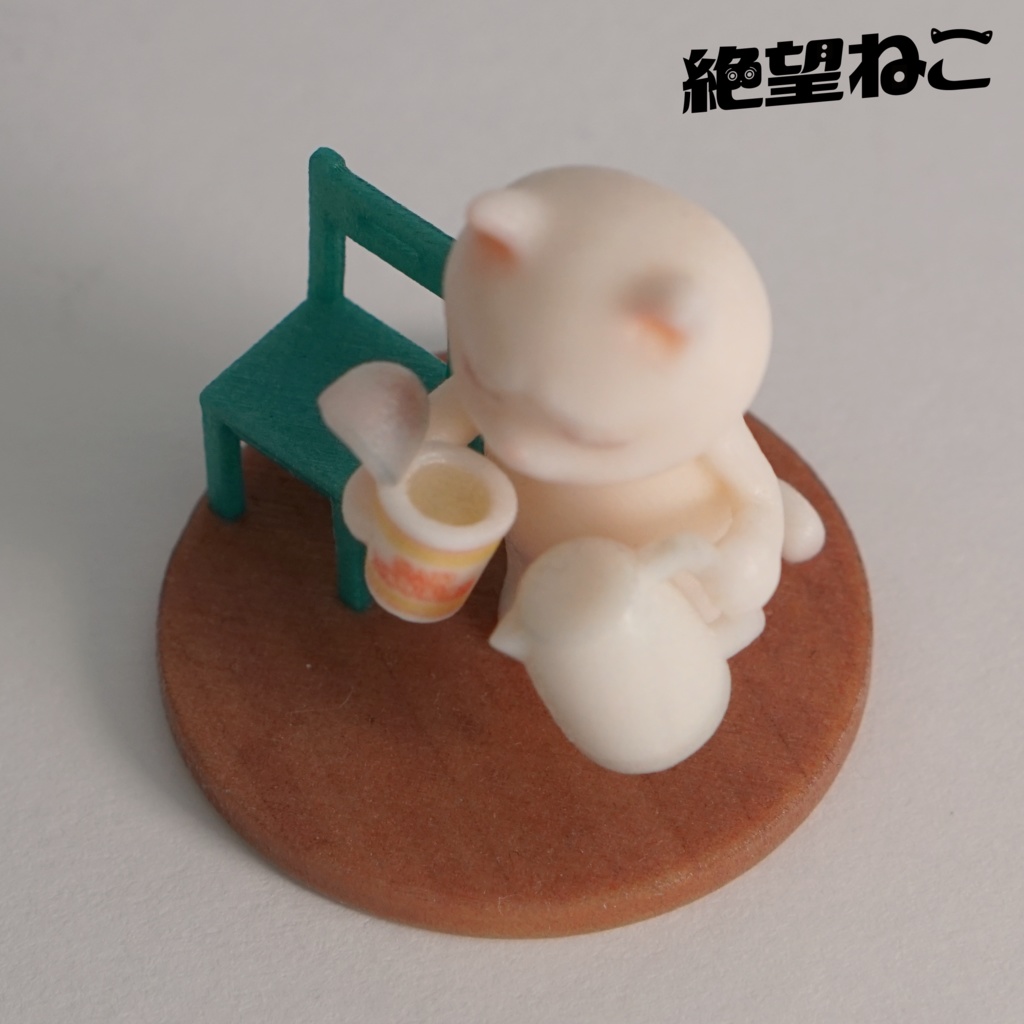 【彩色済み】カップラーメンに水を入れてしまい絶望している猫